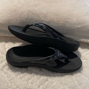 OOFOS oolala limited edition recovery thong sandal in grey camouflage